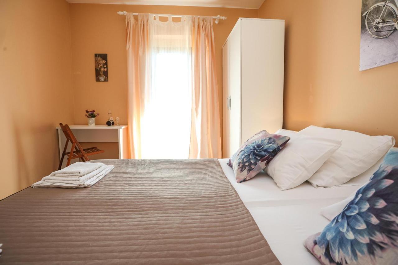 Apartments And Rooms Sinka Biograd Na Moru Exterior foto