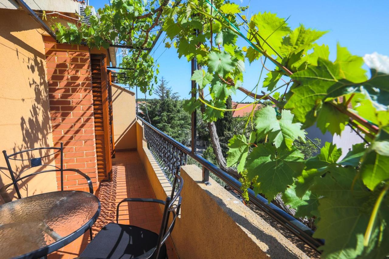 Apartments And Rooms Sinka Biograd Na Moru Exterior foto