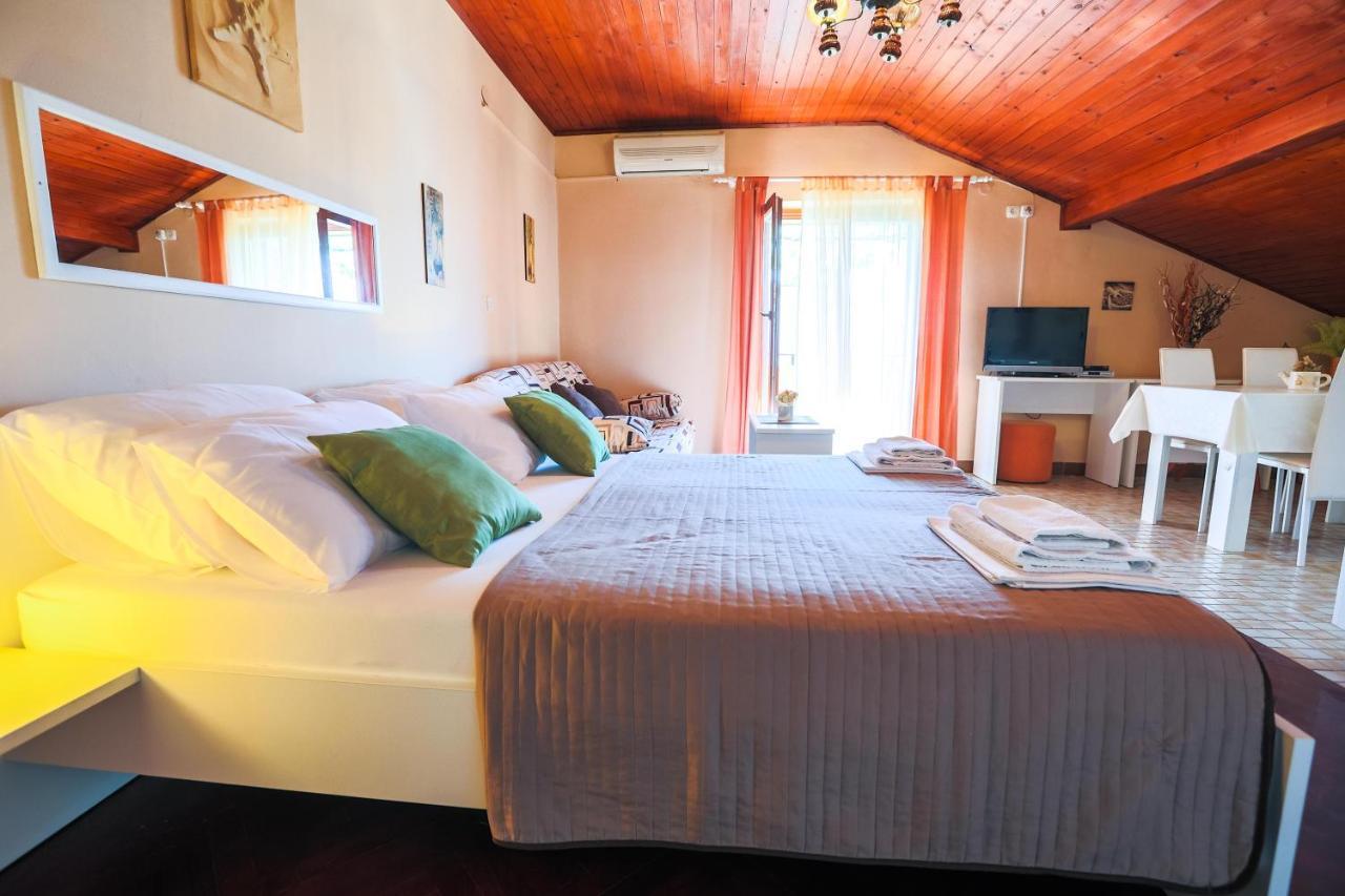 Apartments And Rooms Sinka Biograd Na Moru Exterior foto