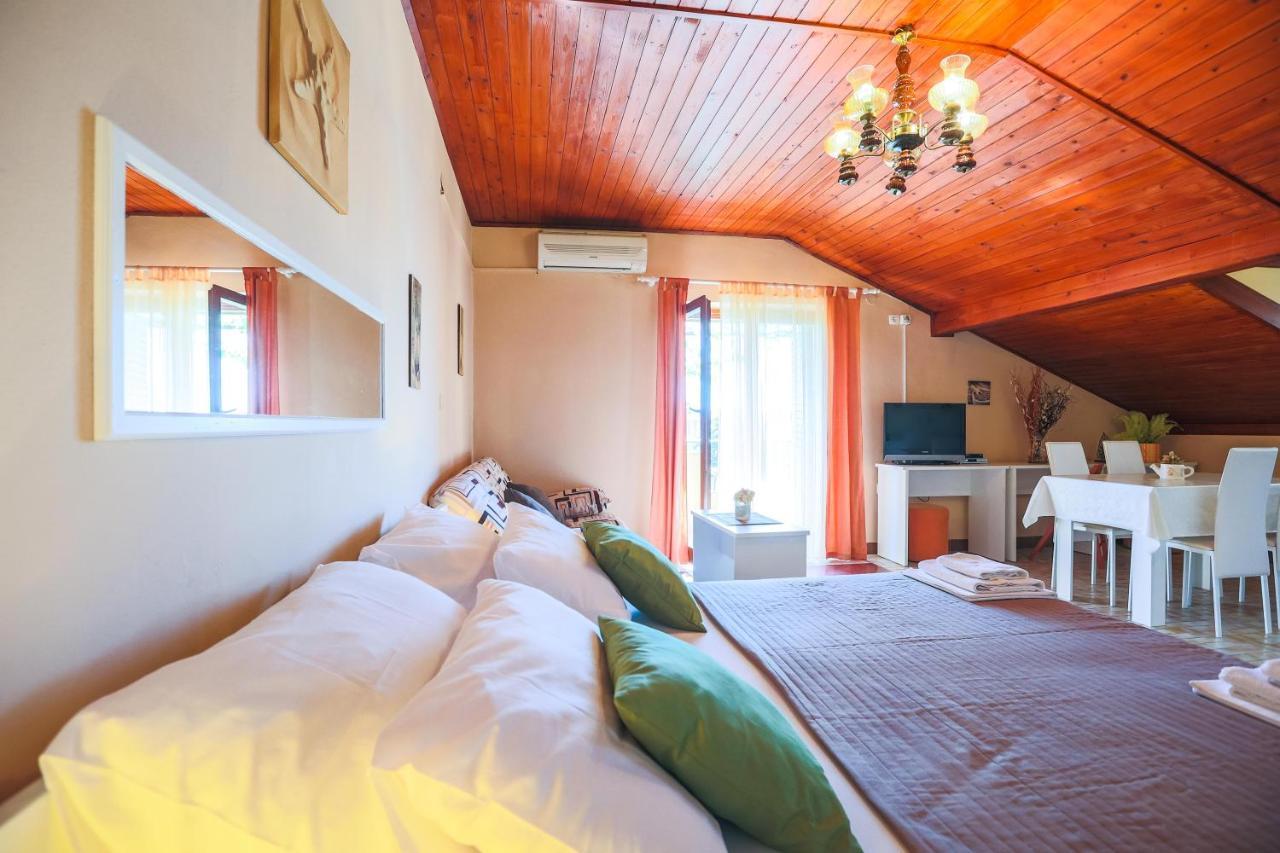 Apartments And Rooms Sinka Biograd Na Moru Exterior foto