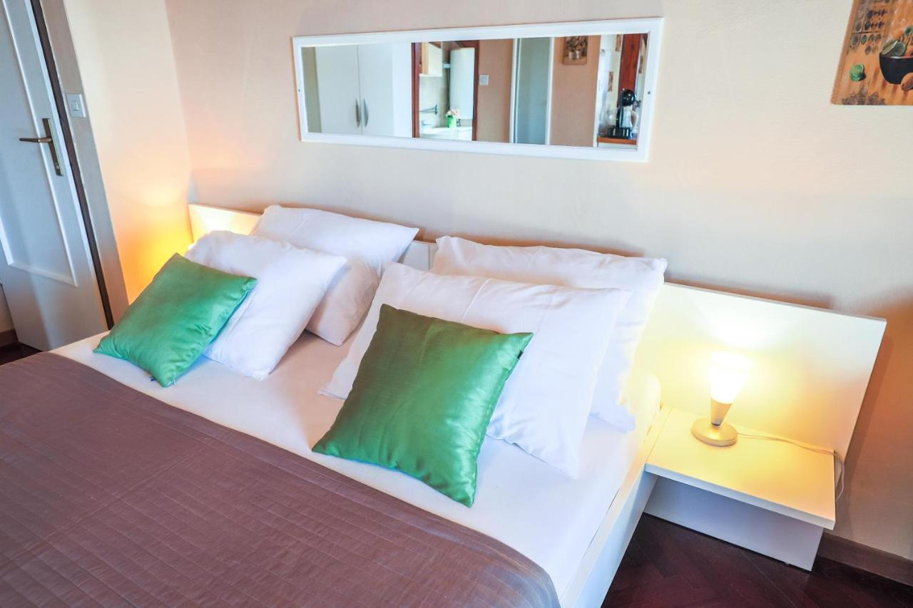 Apartments And Rooms Sinka Biograd Na Moru Exterior foto